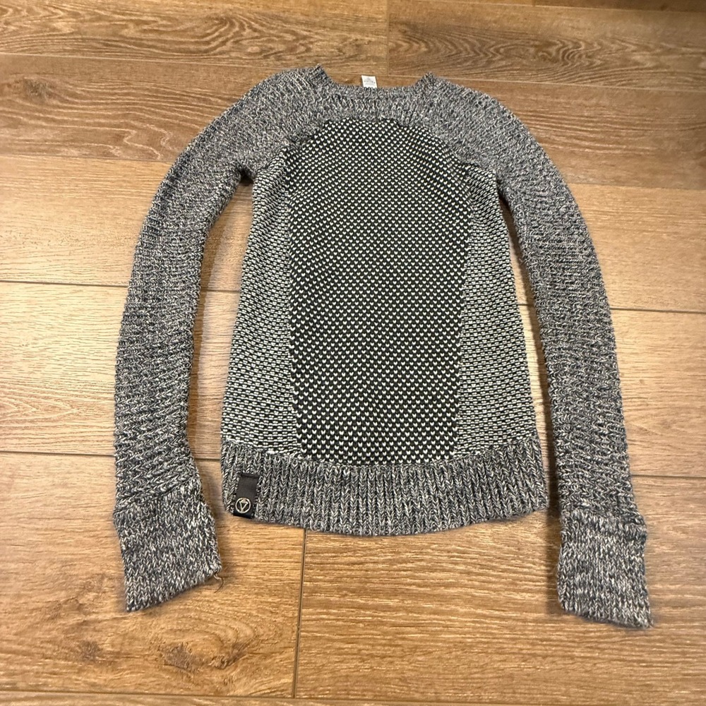 IVIVVA by Lululemon Girls Crewneck Sweater Black/White Size 8 Thumbholes Knit